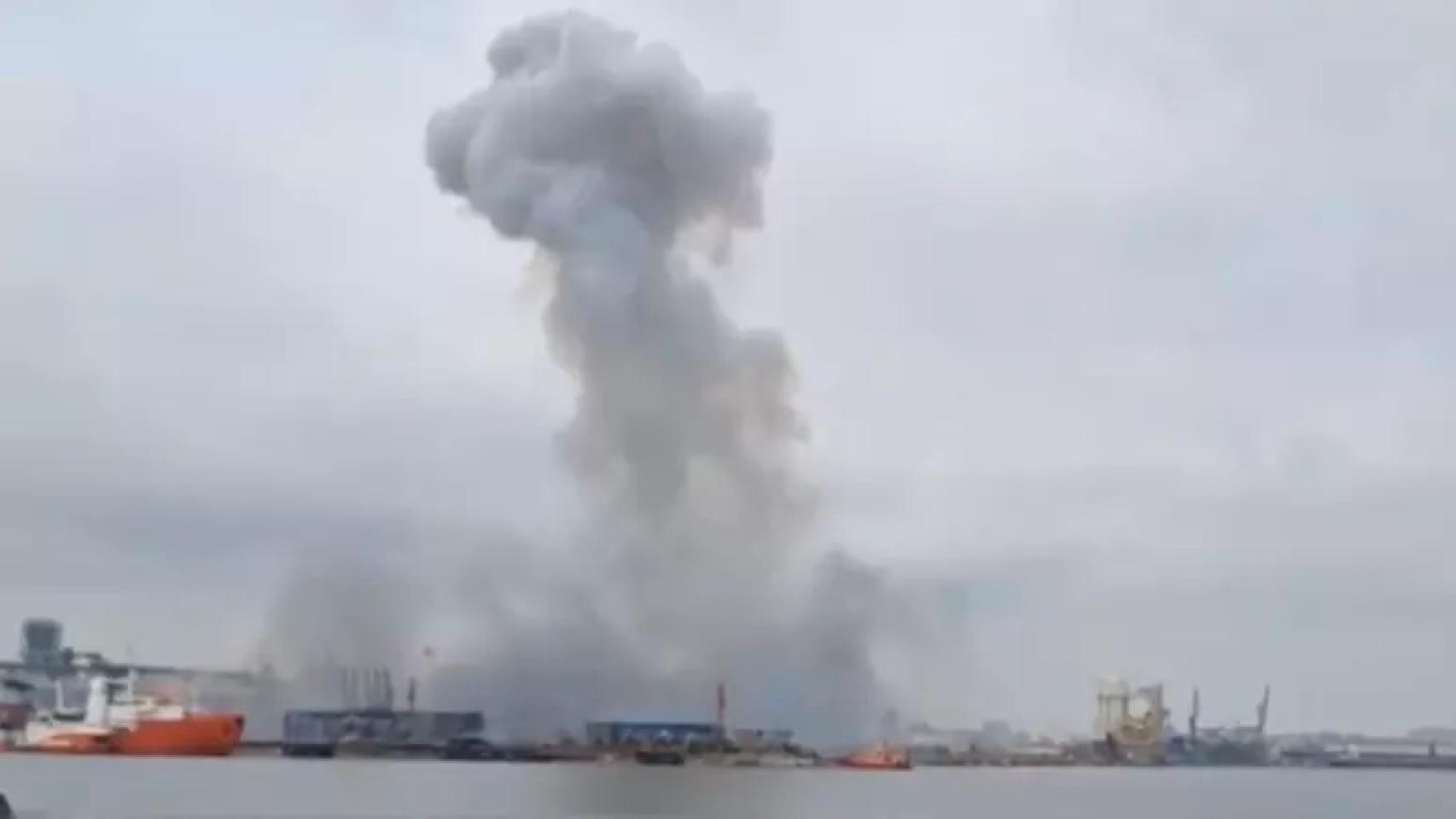 Captura de pantalla de un vídeo que muestra una columna de humo tras la explosión de un dron submarino en el puerto de Constanza, en Rumanía. 