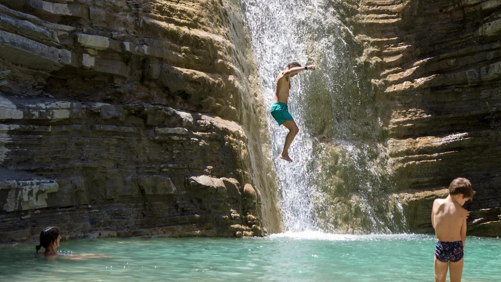Así es la cascada y la poza. 