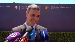 Pedro Sánchez a su llegada a la Cumbre UE-Balcanes Occidentales, en Tivat.