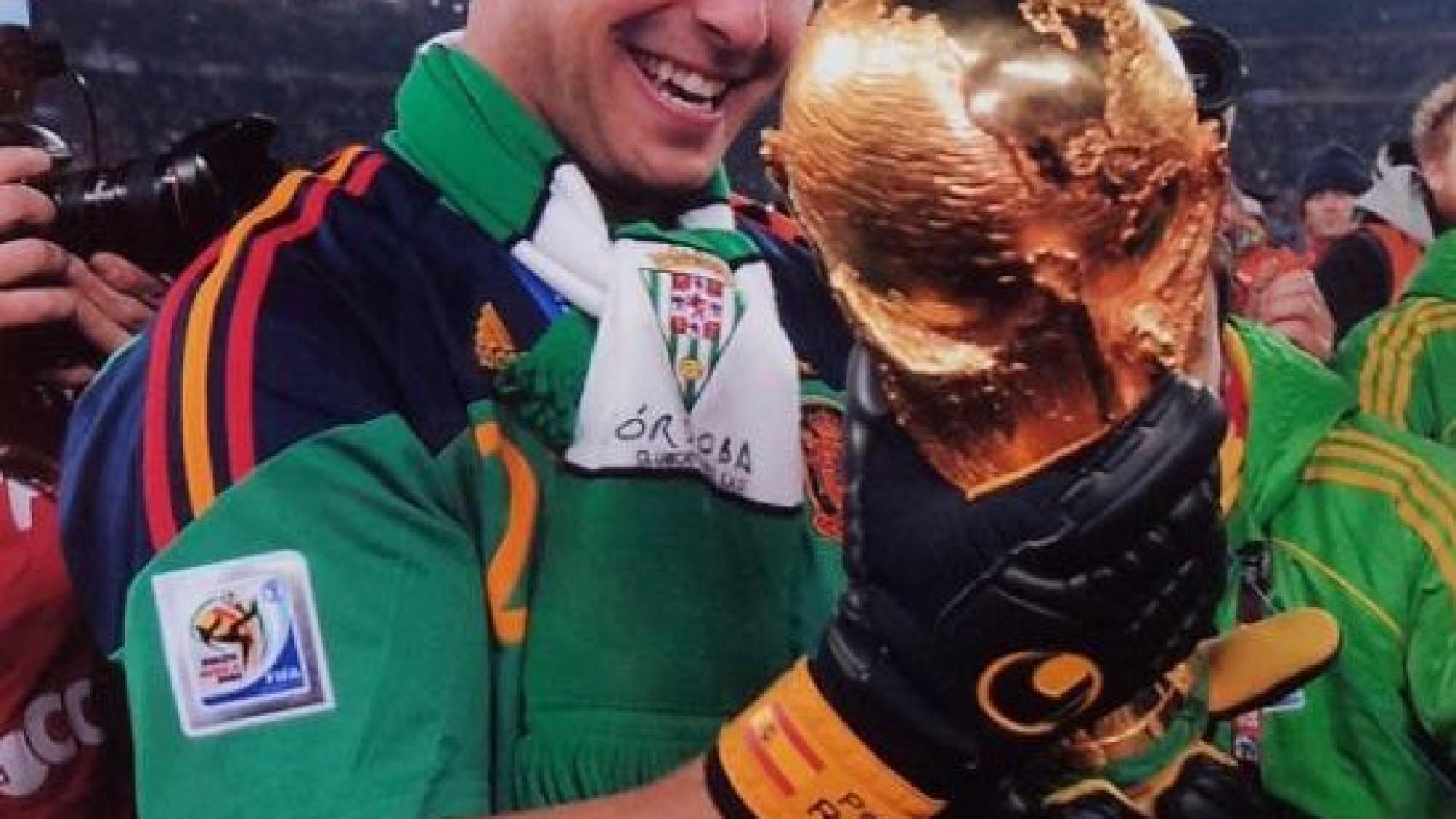 Pepe Reina con la Copa del Mundial. 