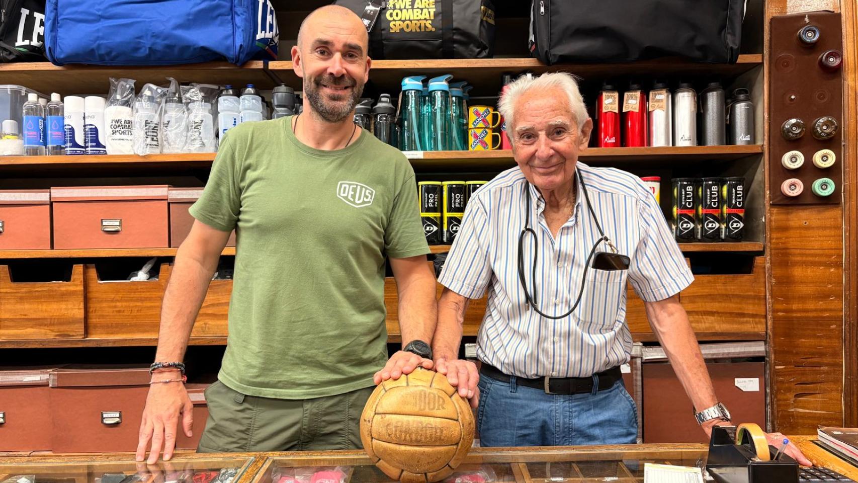 Blas Pardo Riikonen y Blas Pardo Campuzano (nieto e hijo del fundador Blas Pardo Ruíz) posan junto a un balón de los años 40