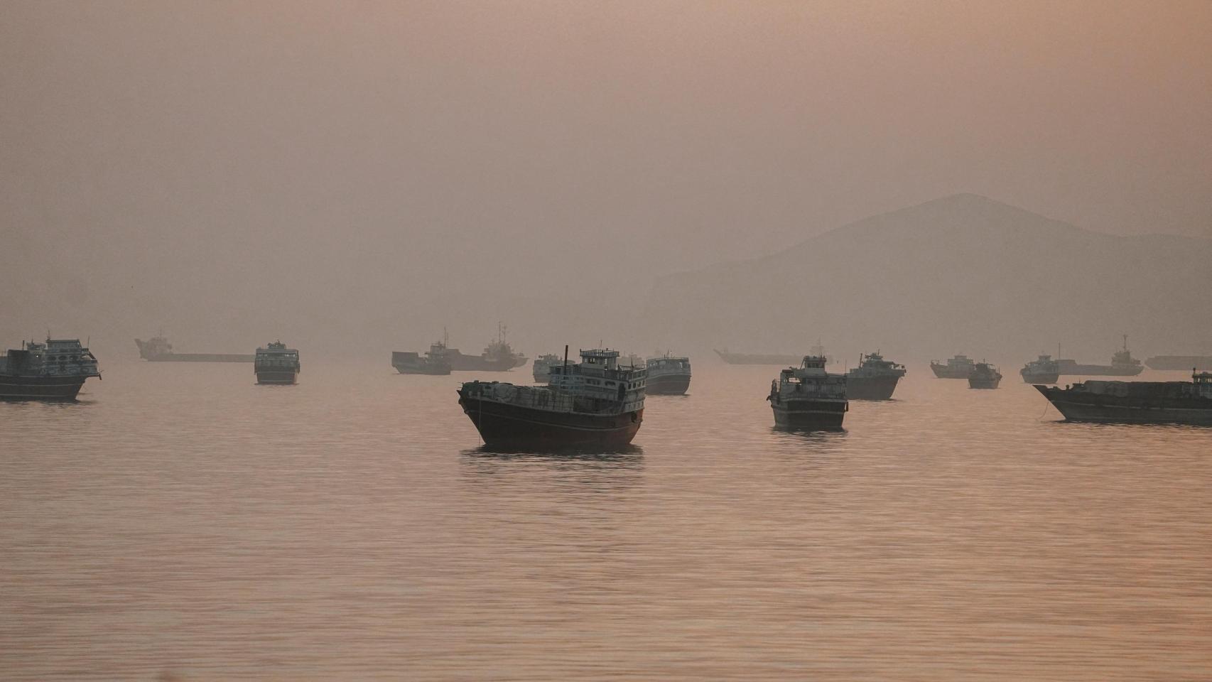 Buques anclados en el estrecho de Ormuz , vistos desde Musandam.