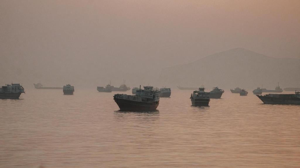 Buques anclados en el estrecho de Ormuz , vistos desde Musandam.