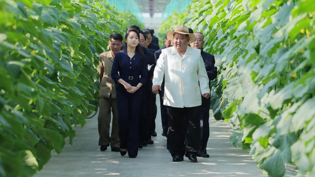 El líder norcoreano Kim Jong Un visita un invernadero en Sinuiju acompañado por su hija y heredera política Kim Ju-ae.