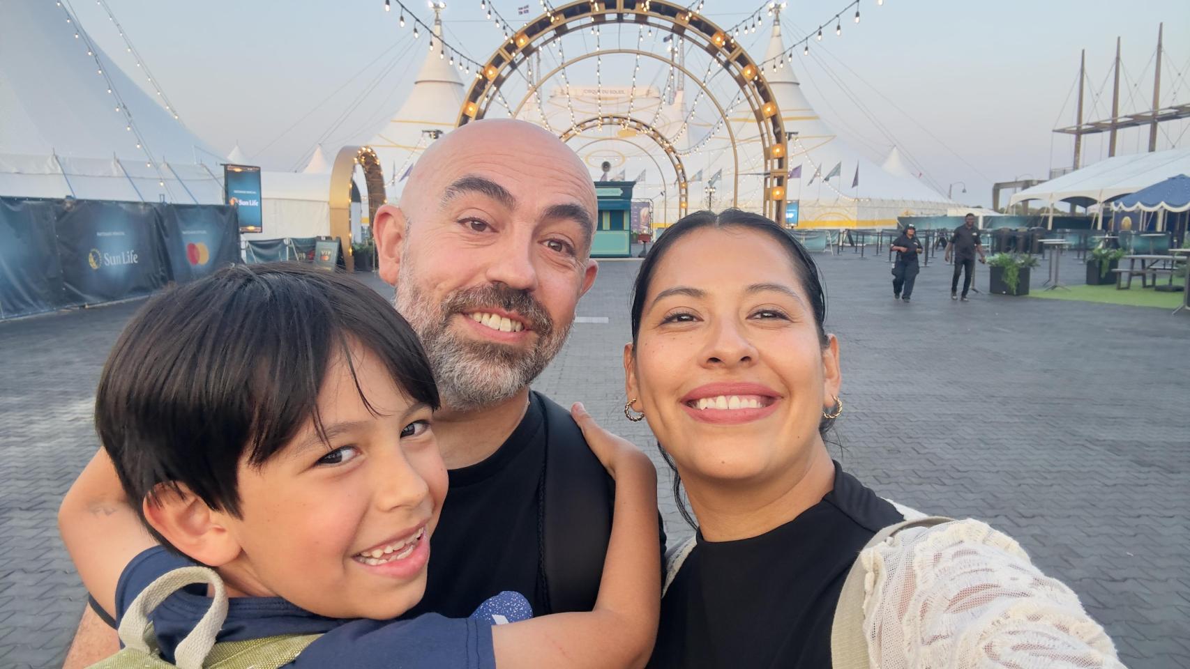 Brunito Esteban (niño),  Bruno Esteban (artista) y Fabiola Flores (asistente de producción) posan para este diario. 