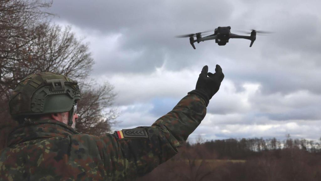Un militar alemán operando un dron