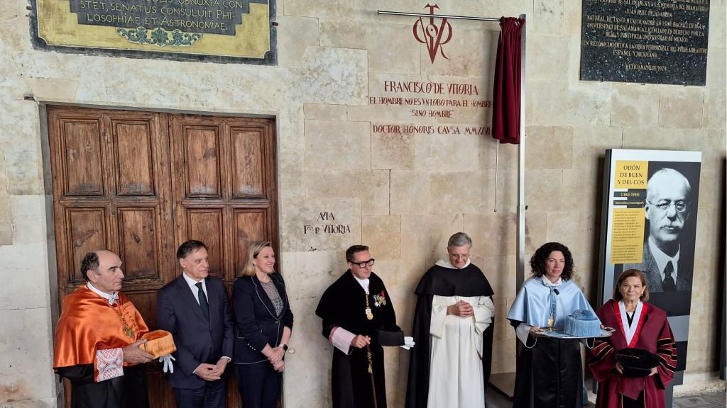 Placa descubierta al doctor 'honoris causa', Francisco de Vitoria.