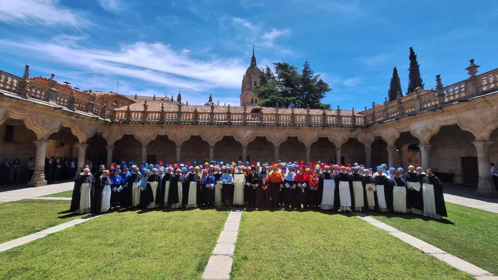 Foto de los doctores y frailes dominicos en el Patio de Escuelas Menores de la USAL.