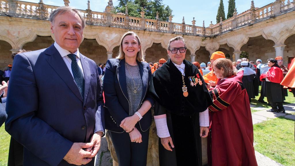 El alcalde de Salamanca, Carlos García Carbayo; la vicepresidenta en funciones de la Junta de Castilla y León, Isabel Blanco; y el rector de la Universidad, Juan Manuel Corchado.