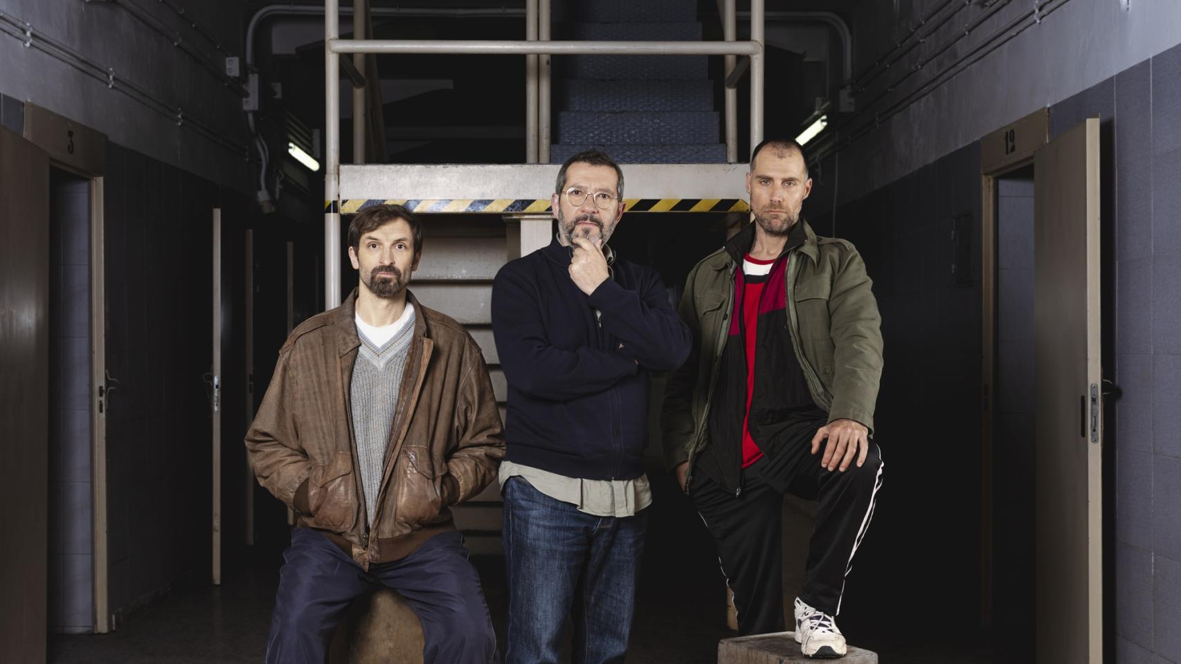 Carles porta (centro) junto a los actores protagonistas de '33 días' Julián Villagrán (izquierda) y José Manuel Poga (izquierda). Foto: A3Media
