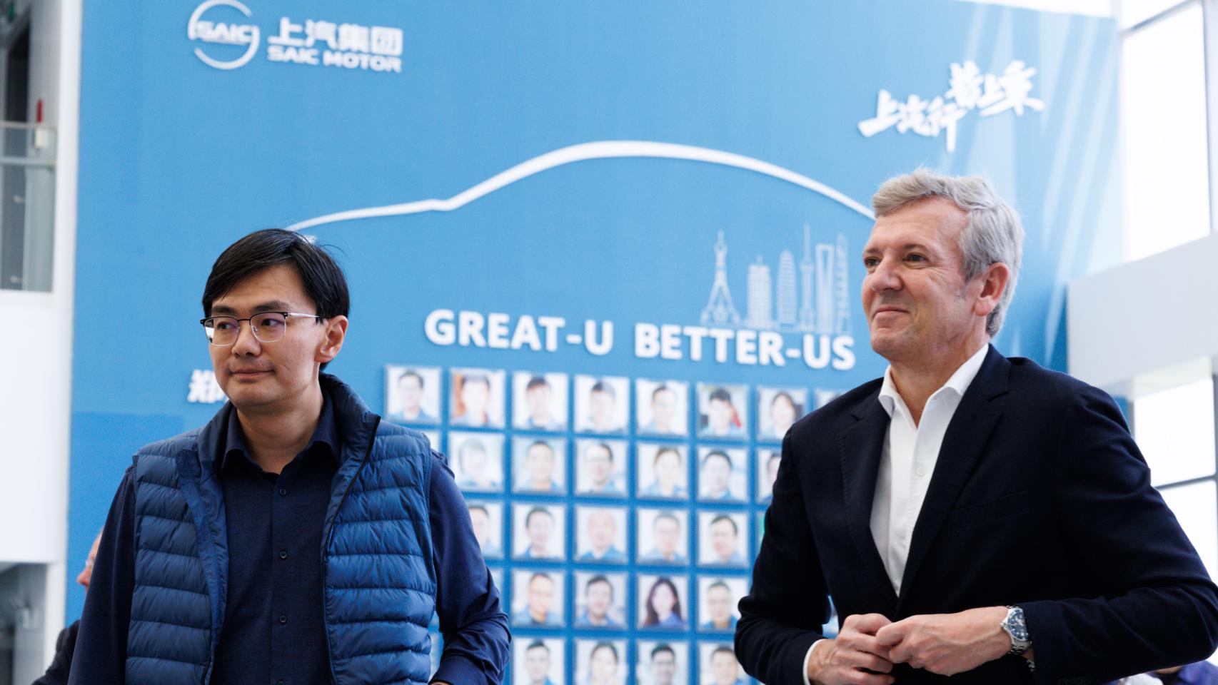 A la derecha, el presidente de la Xunta, Alfonso Rueda, en la visita que hizo en China a la fábrica de SAIC en Zhengzough.
