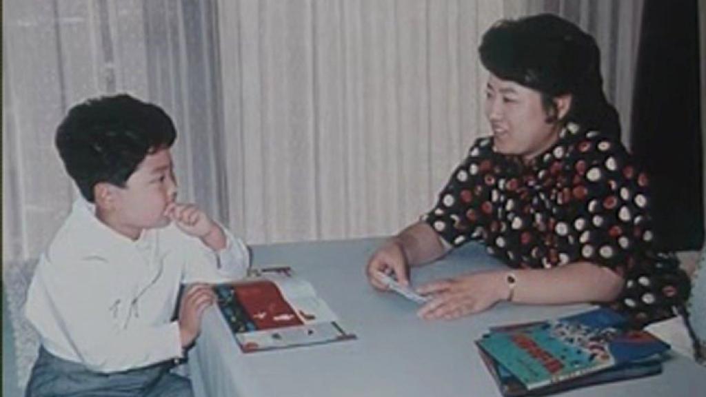 Fotografías de infancia del líder norcoreano Kim Jong Un y su madre, Ko Yong Hui, alrededor de 1990.