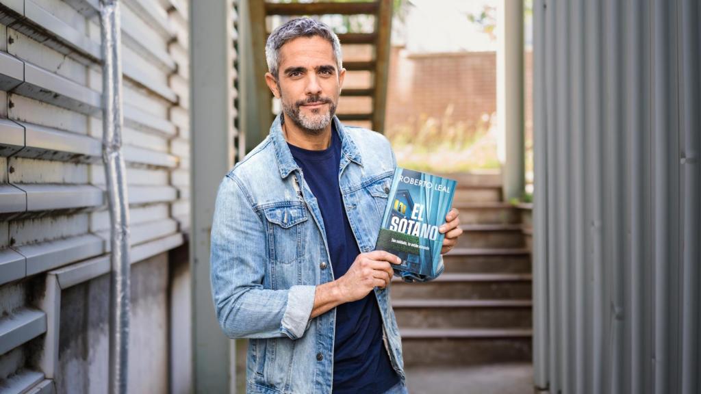 El presentador, Roberto Leal, con su nueva novela 'El Sótano'.
