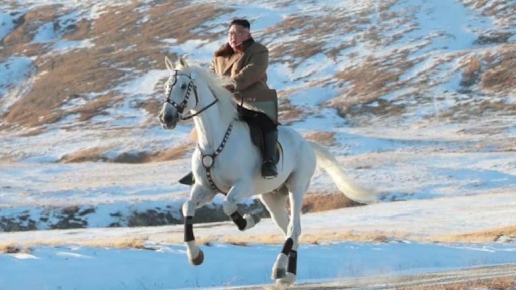 El líder norcoreano Kim Jong Un monta a caballo hasta el santuario del Monte Paektu en 2019.