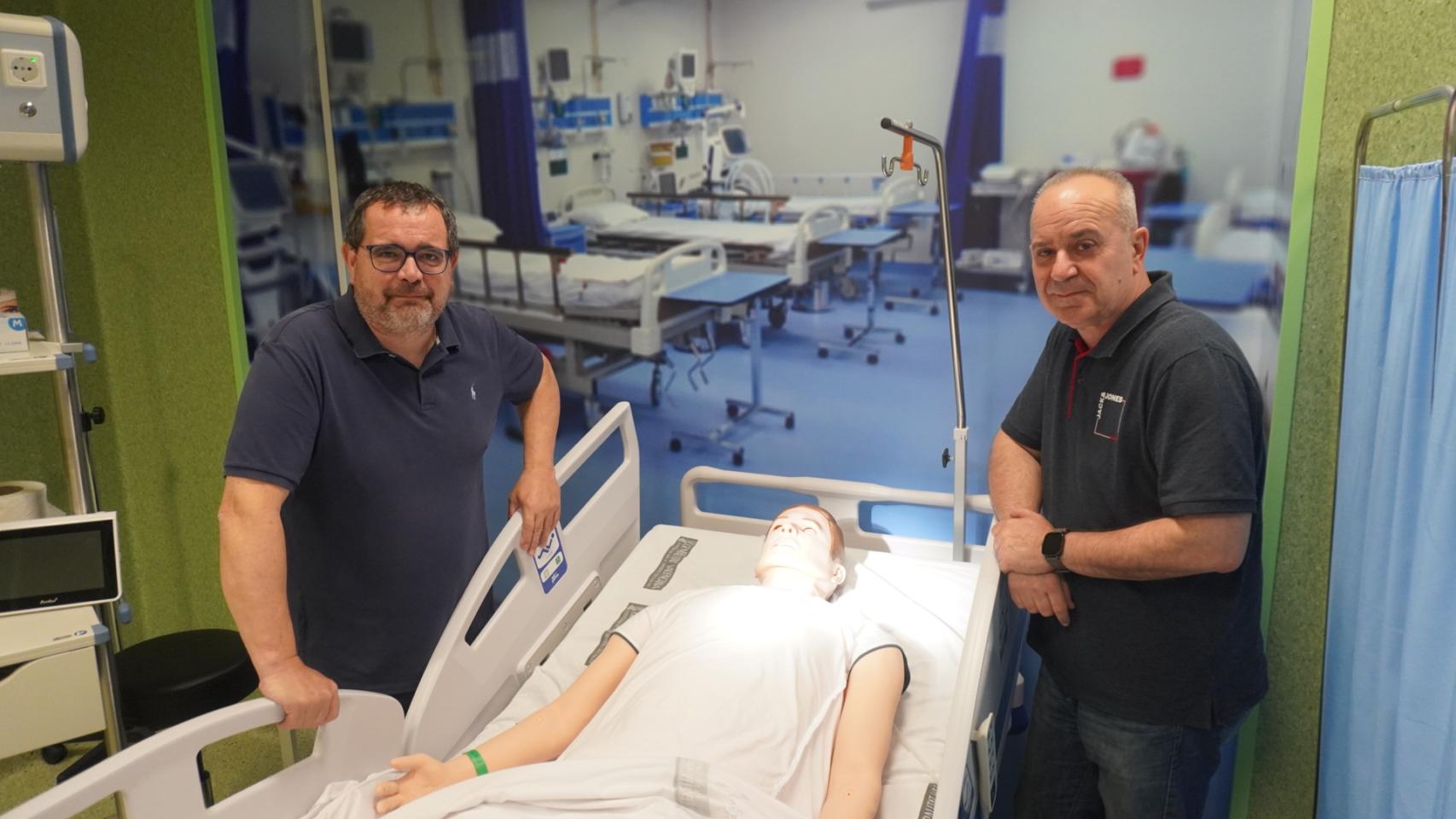 El director del Centro Experimental Cyborg, Fernando Borrás, y el técnico de simulación Juan Carlos Rodríguez.
