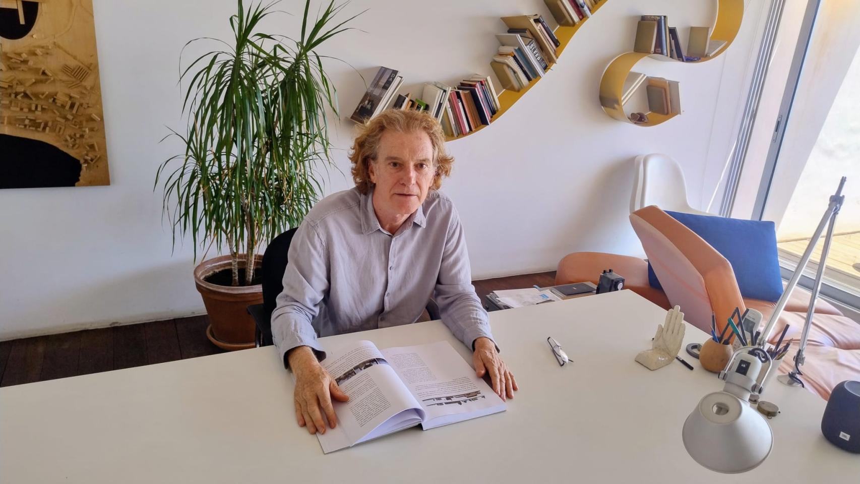 El catedrático y arquitecto Alfredo Payá, en su estudio de Alicante.