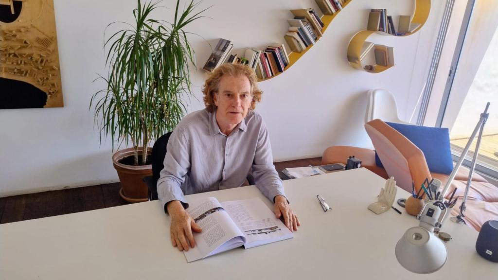 El catedrático y arquitecto Alfredo Payá, en su estudio de Alicante.