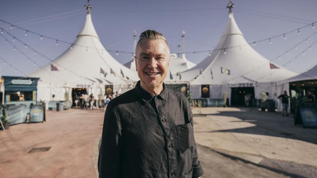 Smith en el exterior con la carpa del Circo del Sol en Málaga.