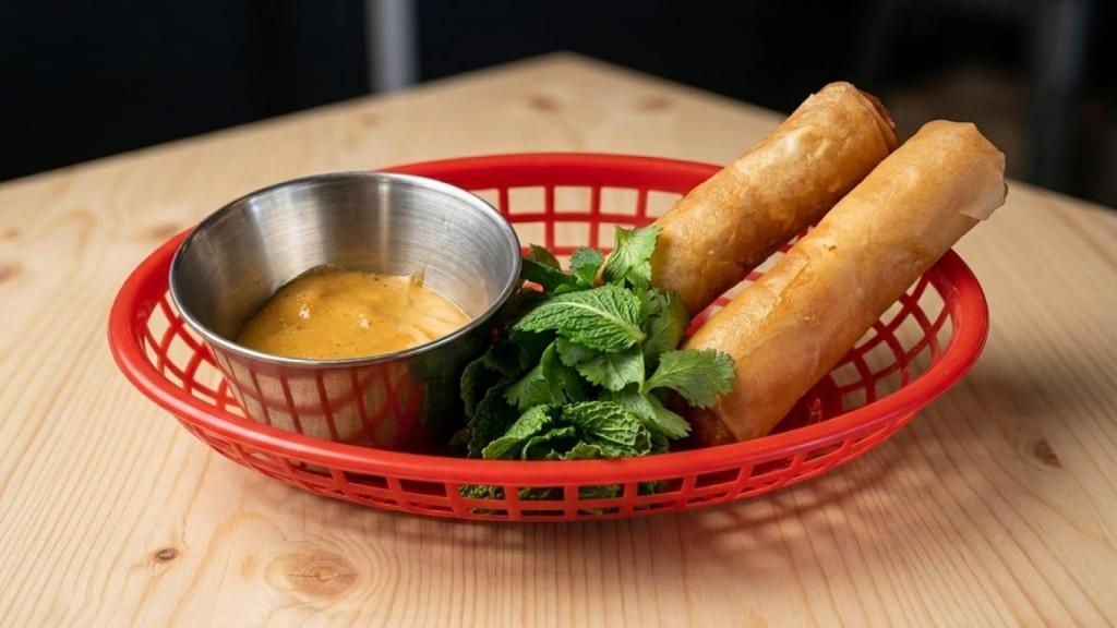 Nems fritos, sobrasada de latón de la fueva, queso Arzúa y ketchup de plátano. Soi