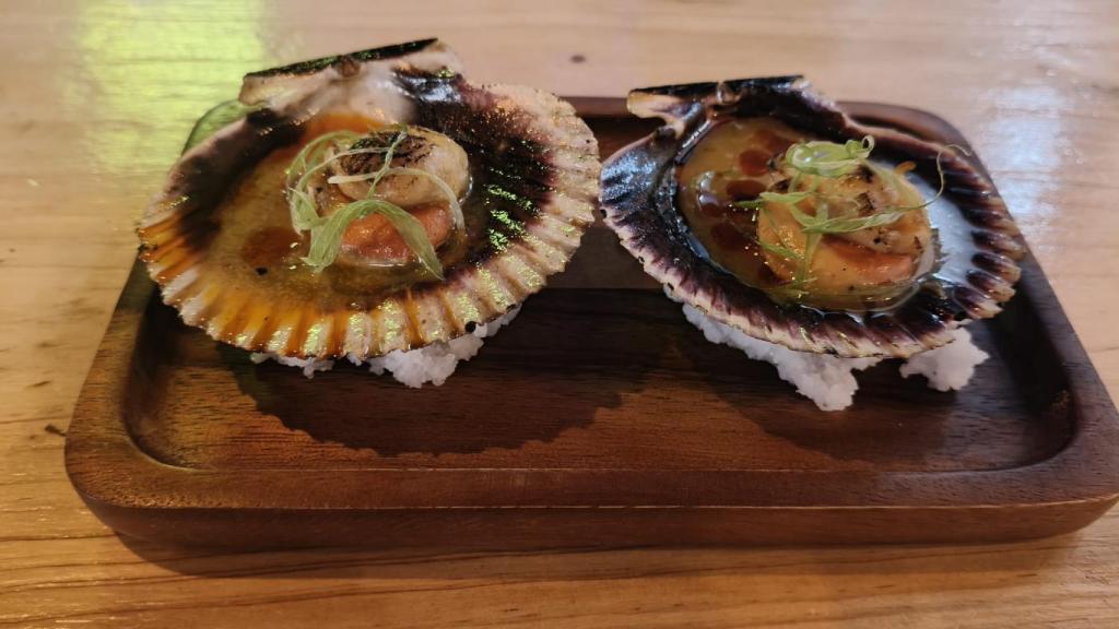 Vieiras a la brasa, leche de tigre de maracuyá y ají, jerez y pimentón. SOI
