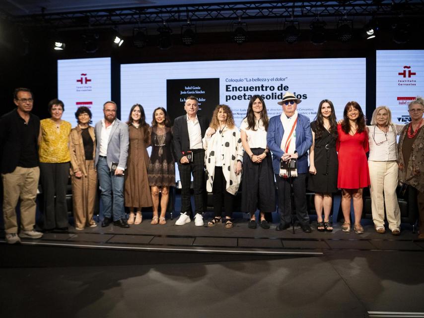 Foto de familia de los participantes en el evento.