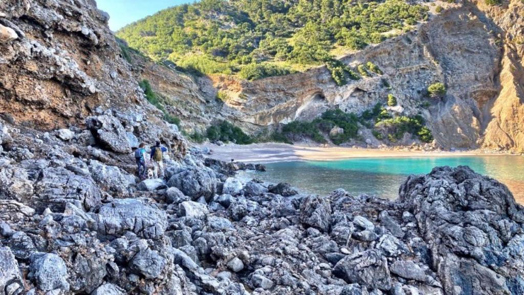 Camino de rocas al llegar a la playa de Es Coll Baix