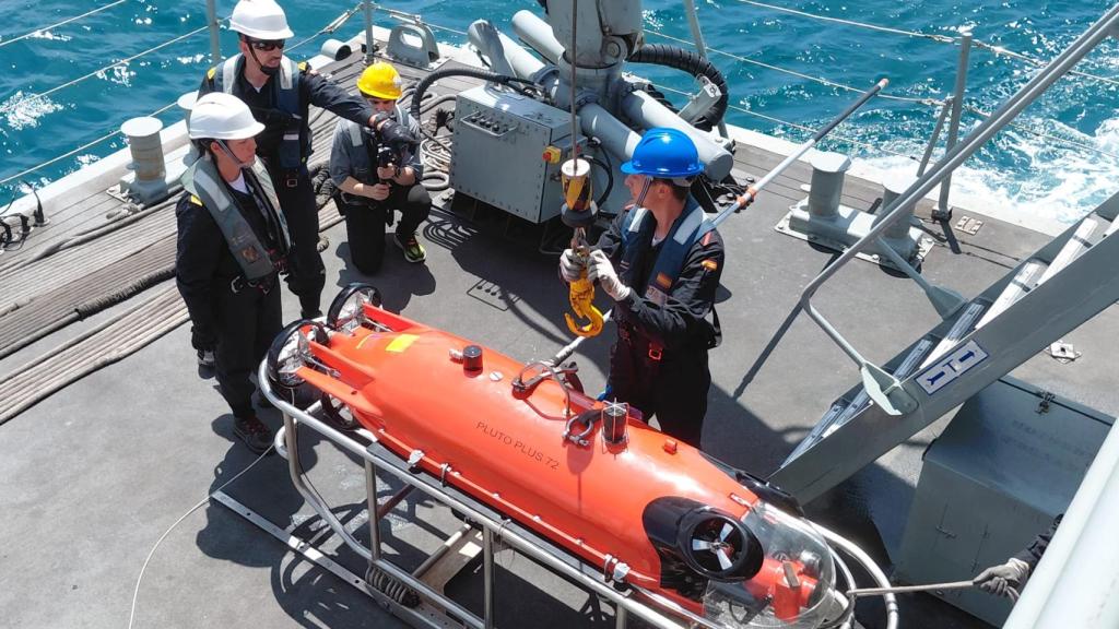 Vehículo submarino Pluto en la cubierta del cazaminas Turia
