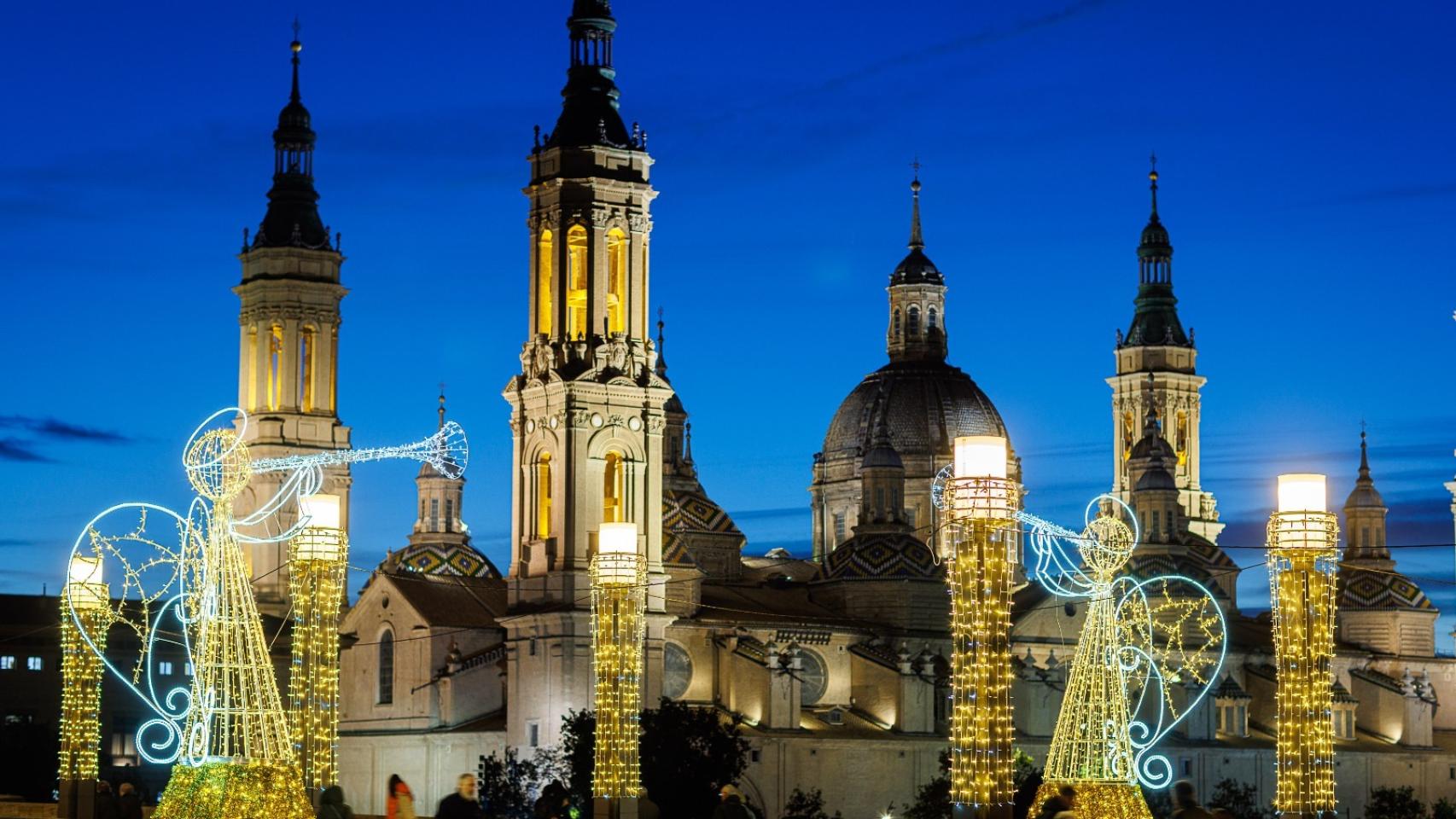 Decoración navideña en Zaragoza, con la basílica del Pilar de fondo.