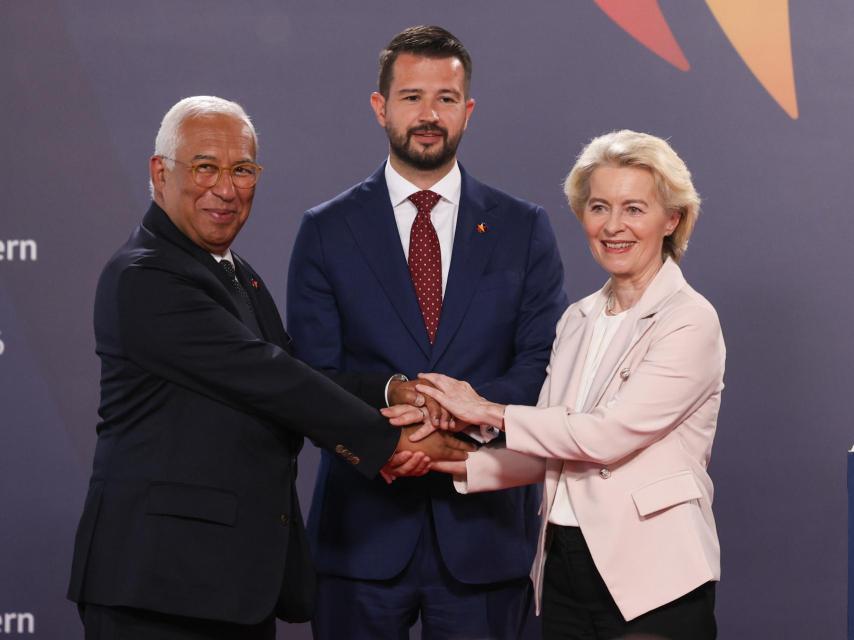 El jefe del Consejo Europeo, António Costa, y la presidenta de la Comisión, Ursula von der Leyen, con el presidente de Montenegro, Jakov Milatovic, durante la cumbre de este viernes en Tivat