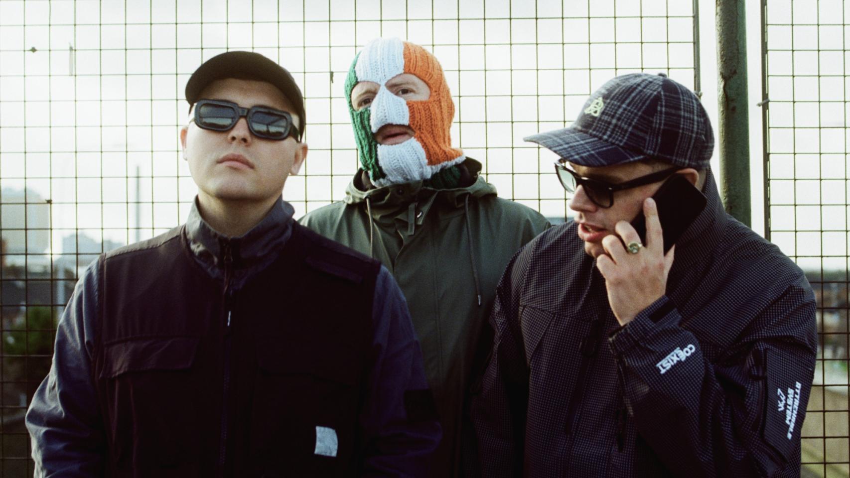 Mo Chara, Dj Próvaí y Móglaí Bap, los miembros de Kneecap