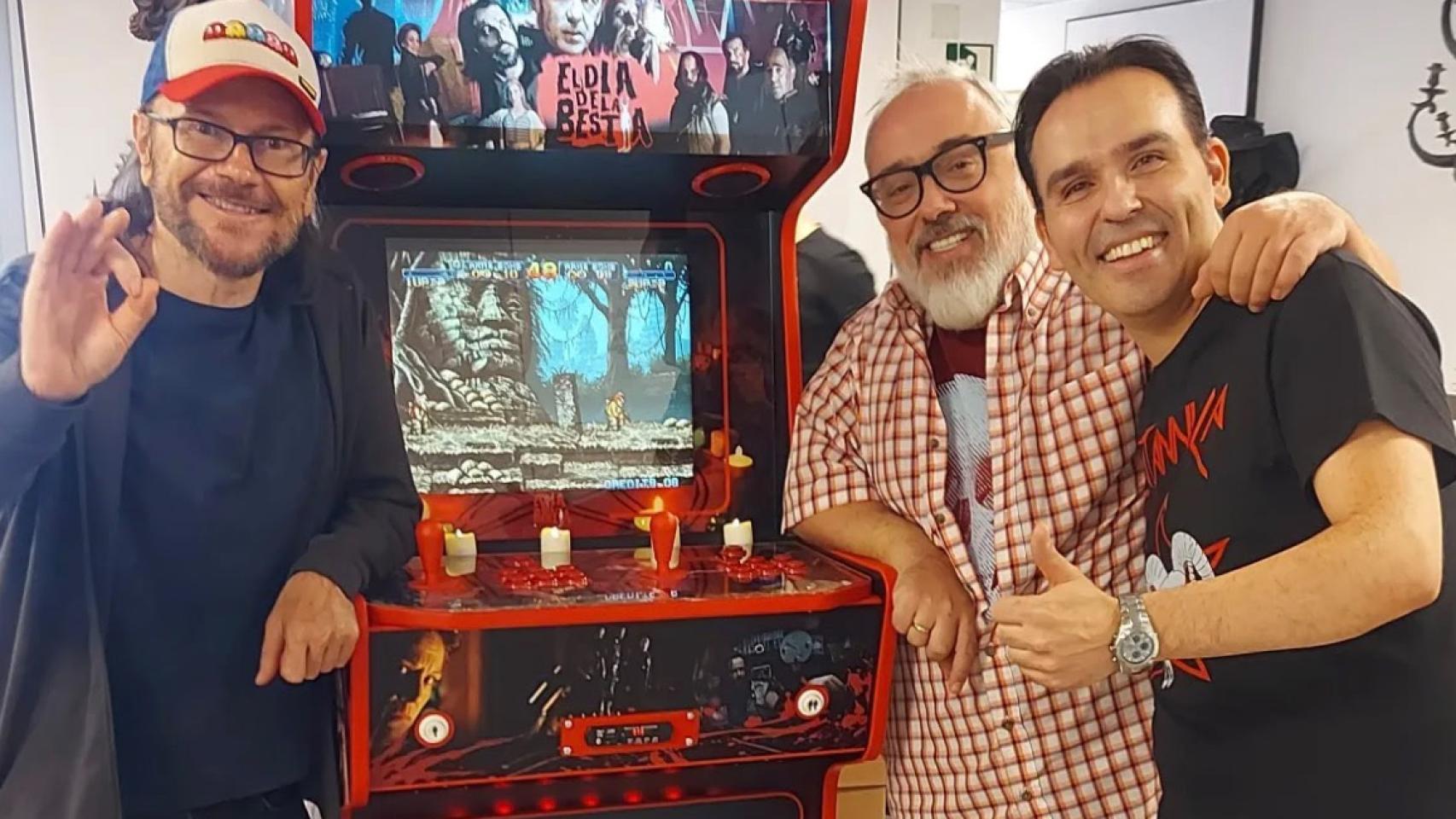 Cristian Abad junto a Santiago Segura (actor) y Álex de la Iglesia (director).