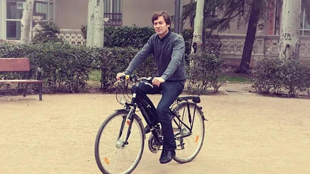 Un jovencísimo Santiago Pedraz, montado en bicicleta, una de sus aficiones. 
