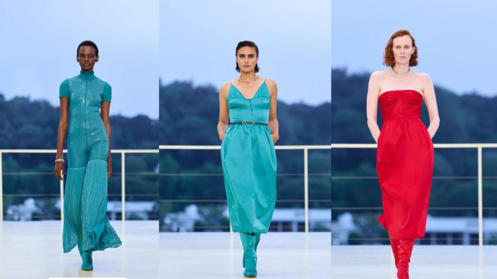 El turquesa y el rojo coral irrumpen de manera estratégica a través de vestidos fluidos de satén, siluetas tulipán y botas altas a juego en el bloque intermedio de la colección de Hermès.