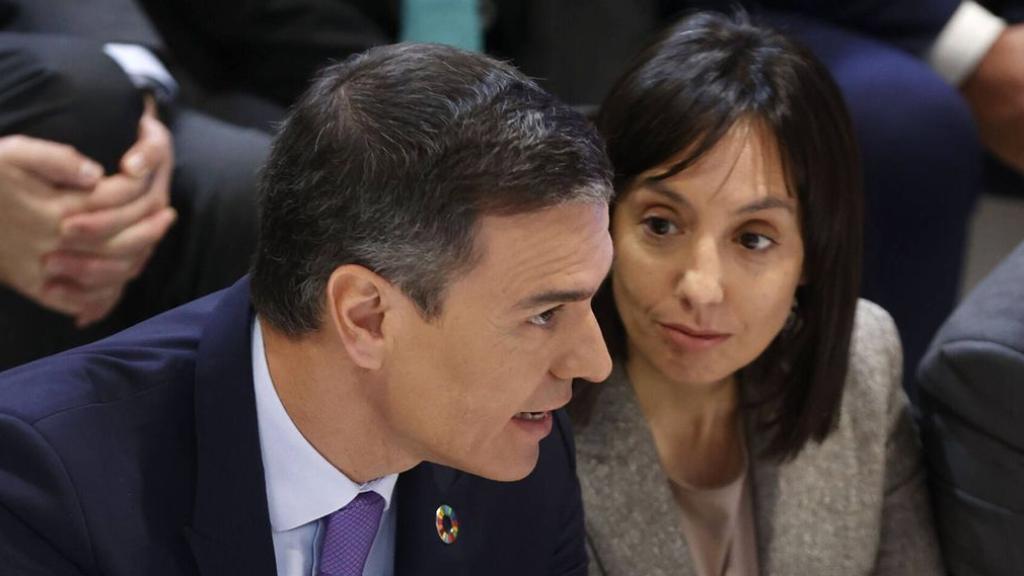 El presidente del Gobierno, Pedro Sánchez, junto a Mercedes González en FITUR en 2023.