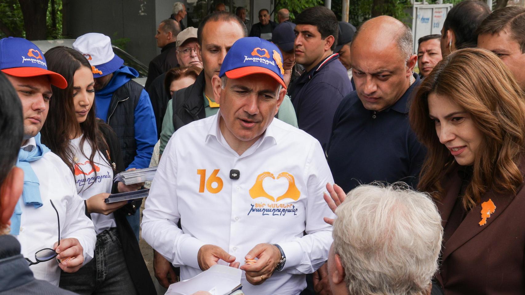 El actual primer ministro de Armenia, Nikol Pashinián, se reúne con residentes locales durante su campaña electoral.
