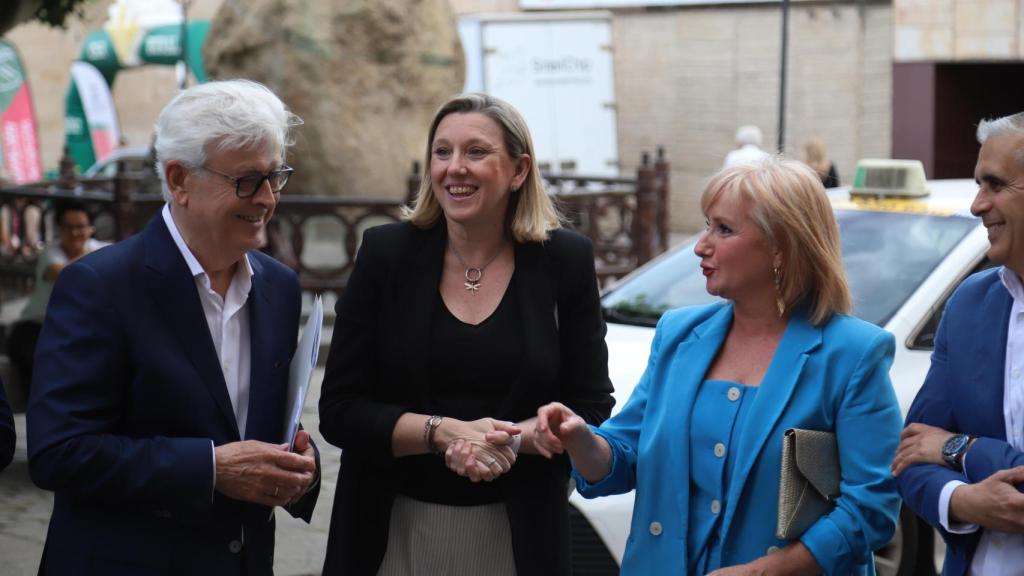 José María Esbec junto a Isabel Blanco y Leticia García en los Premios Empresario del Año 2026 de CEOE-Cepyme Zamora