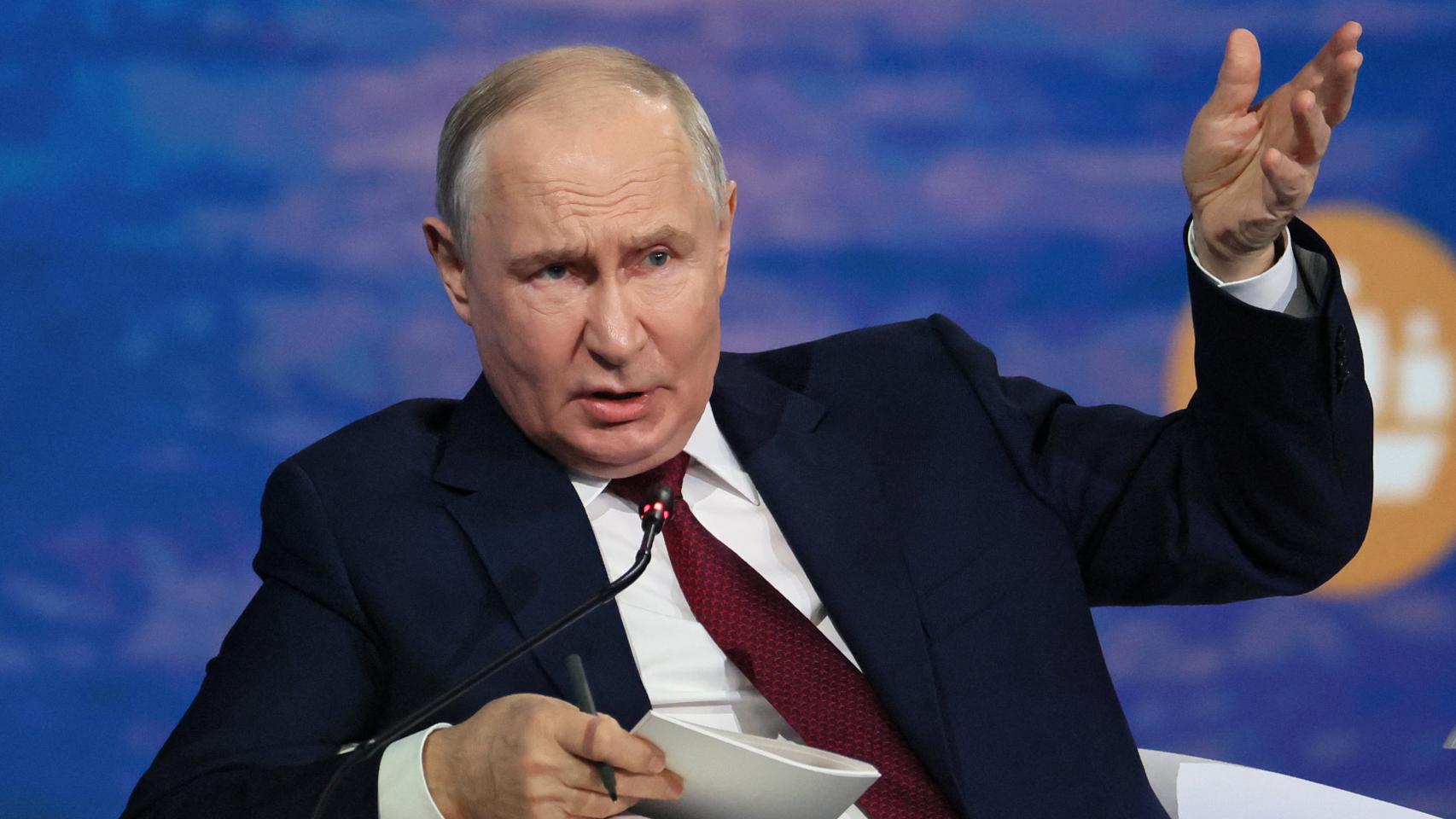El presidente de Rusia, Vladímir Putin, asiste a una sesión plenaria del Foro Económico Internacional de San Petersburgo (SPIEF) en San Petersburgo.