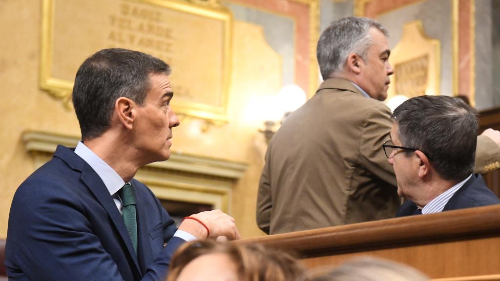 Pedro Sánchez, Santos Cerdán y Patxi López, durante una sesión de control al Gobierno, en el Congreso, hace ahora un año, el 11 de junio de 2025.