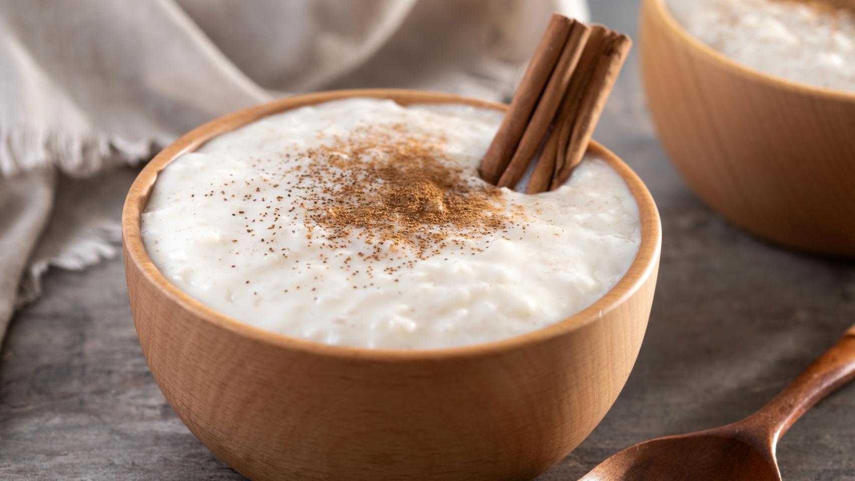 Un bol de arroz con leche cremoso