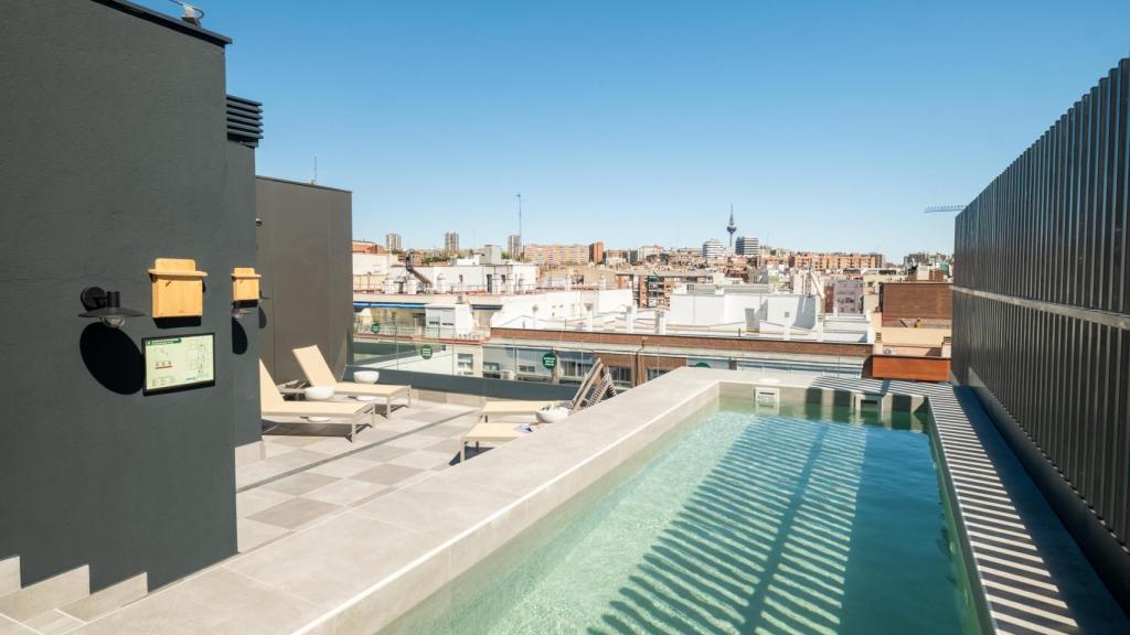 La terraza con piscina de Flipco Retiro.