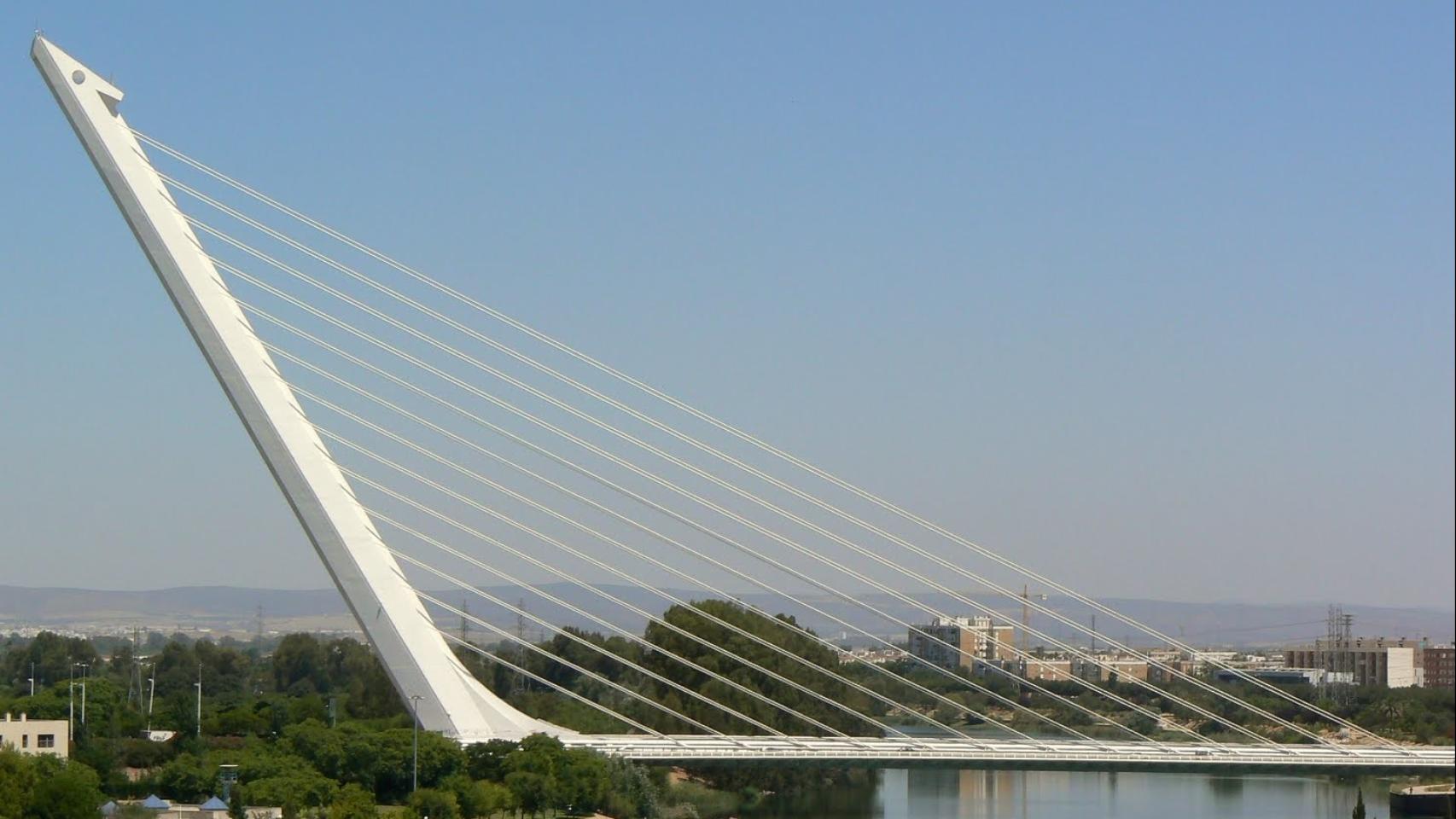 Imagen del Puente del Alamillo y, al fondo, San Jerónimo. 
