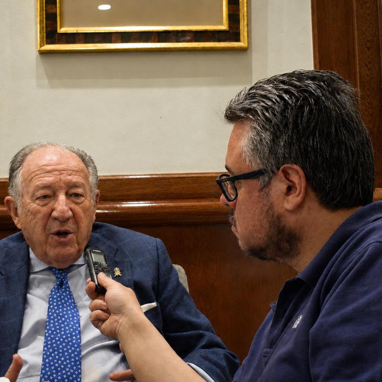 Sanz Roldán responde a una pregunta del periodista David Cuevas C.