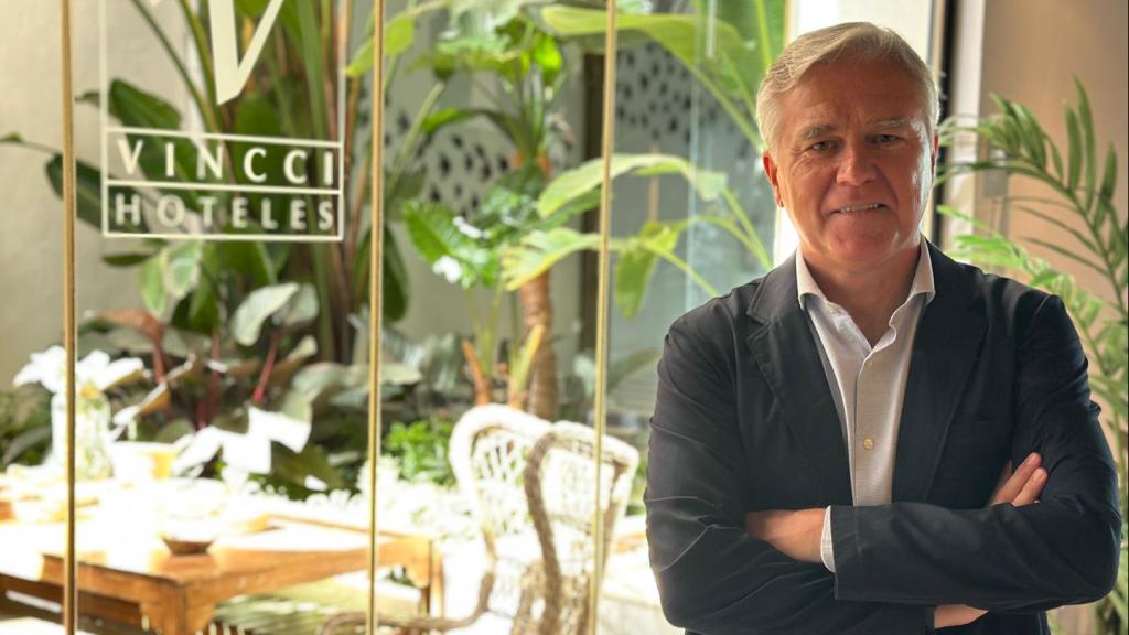 Jorge de Castellví en el hall del hotel Vincci Posada del Patio.