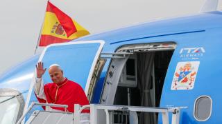 Los reyes Felipe y Letizia de España dan la bienvenida al papa León XIV a su llegada al aeropuerto internacional Adolfo Suárez Madrid-Barajas.