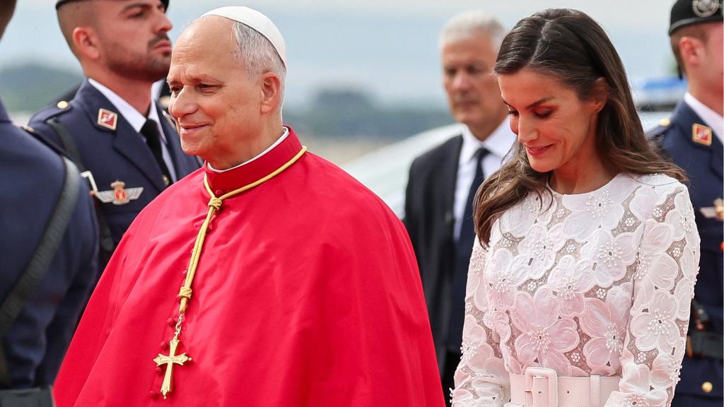 La reina Letizia de España camina junto al papa León XIV a su llegada.