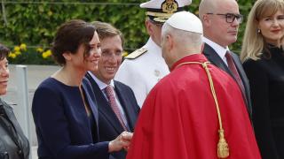 El papa León XIV saluda a José Luis Martínez-Almeida y a Isabel Díaz Ayuso a su llegada a Madrid.
