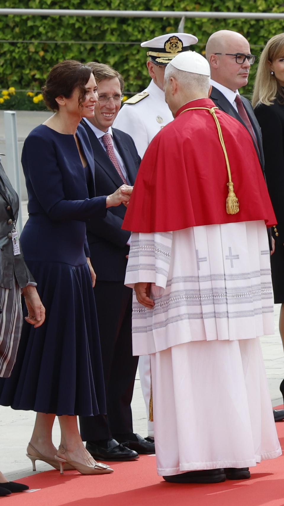 El Papa León XIV, recibido por Almeida y Díaz Ayuso a su llegada a la capital.