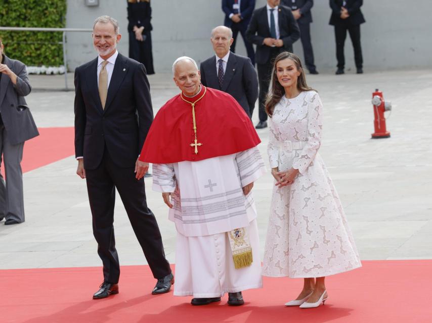 La reina Letizia, de blanco, y el Rey, con una corbata con los colores del Vaticano, han recibido al Papa en el aeropuerto.