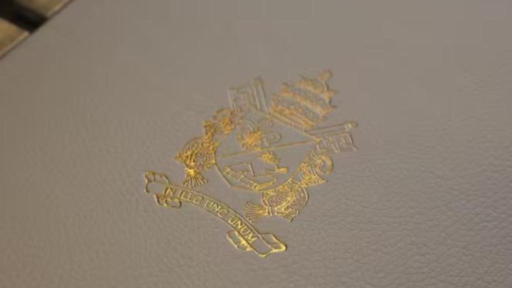 Almeida regala al Papa León XIV un ejemplar especial de la obra 'A la muy antigua, noble y coronada Villa de Madrid'.