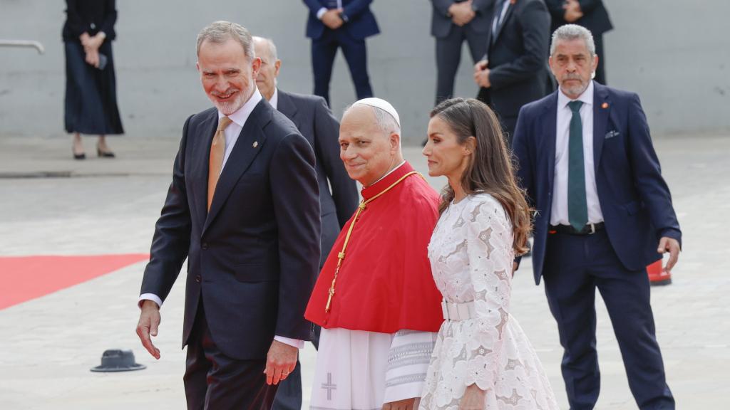 El papa León XIV, con los reyes Felipe VI y Letizia, a su llegada a Madrid.